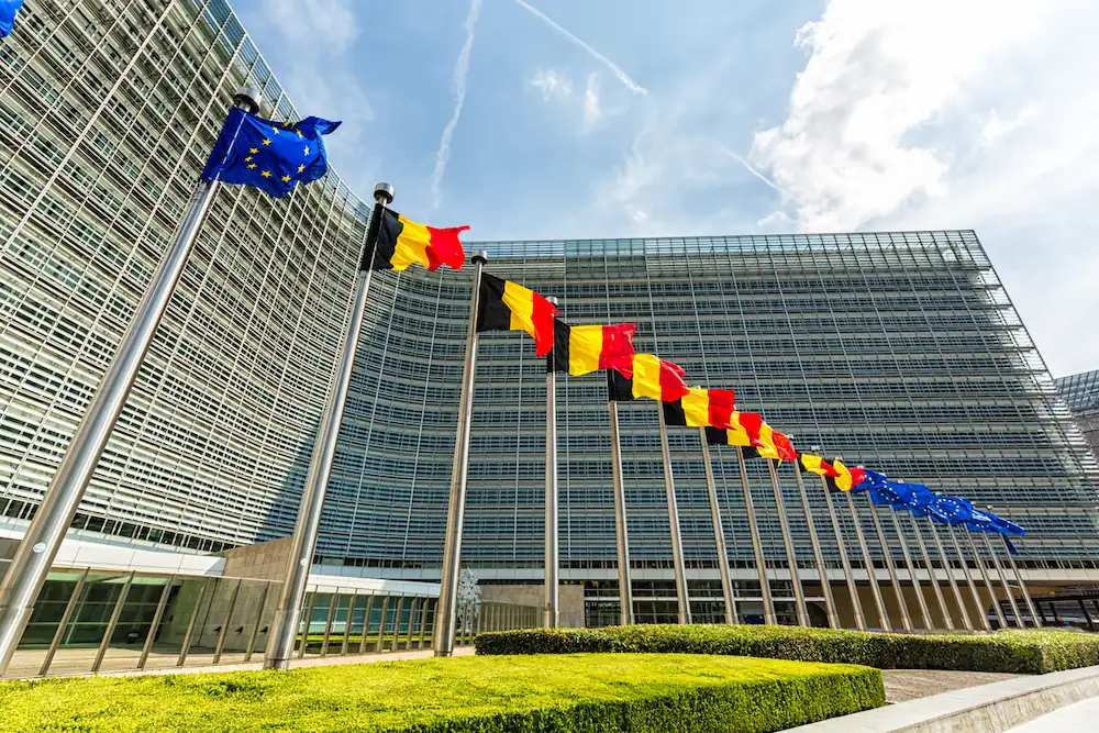 Drapeaux de la Belgique et de l'UE devant le bâtiment de la Commission européenne à Bruxelles.