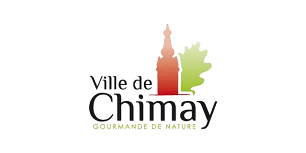 Logo de la Ville de Chimay avec une église rouge et une feuille verte, représentant la gourmande de nature belge.