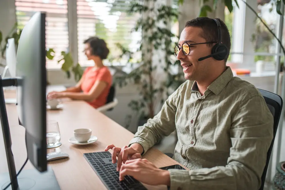 Personne dans un call center utilisant Gosip Advanced